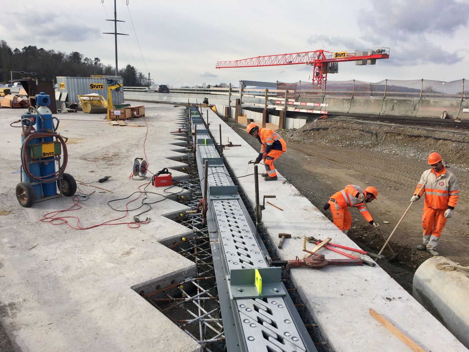Mostné závery dodávané na nové mostné konštrukcie na diaľnici Zürich severný obchvat