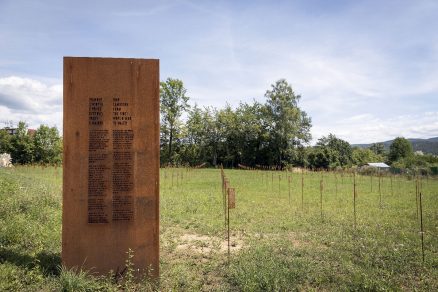 Oceľový „náhrobok“ rozdeľuje starý, takmer zaniknutý cintorín a nové hrobové miesta.