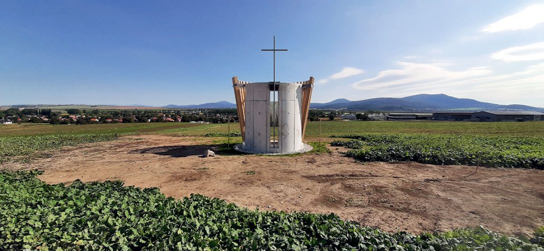 Kaplnka sv. Urbana pohľad na obec Zbehy s panorámou Tribeča a Zobora.