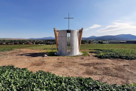 Kaplnka sv. Urbana pohľad na obec Zbehy s panorámou Tribeča a Zobora.