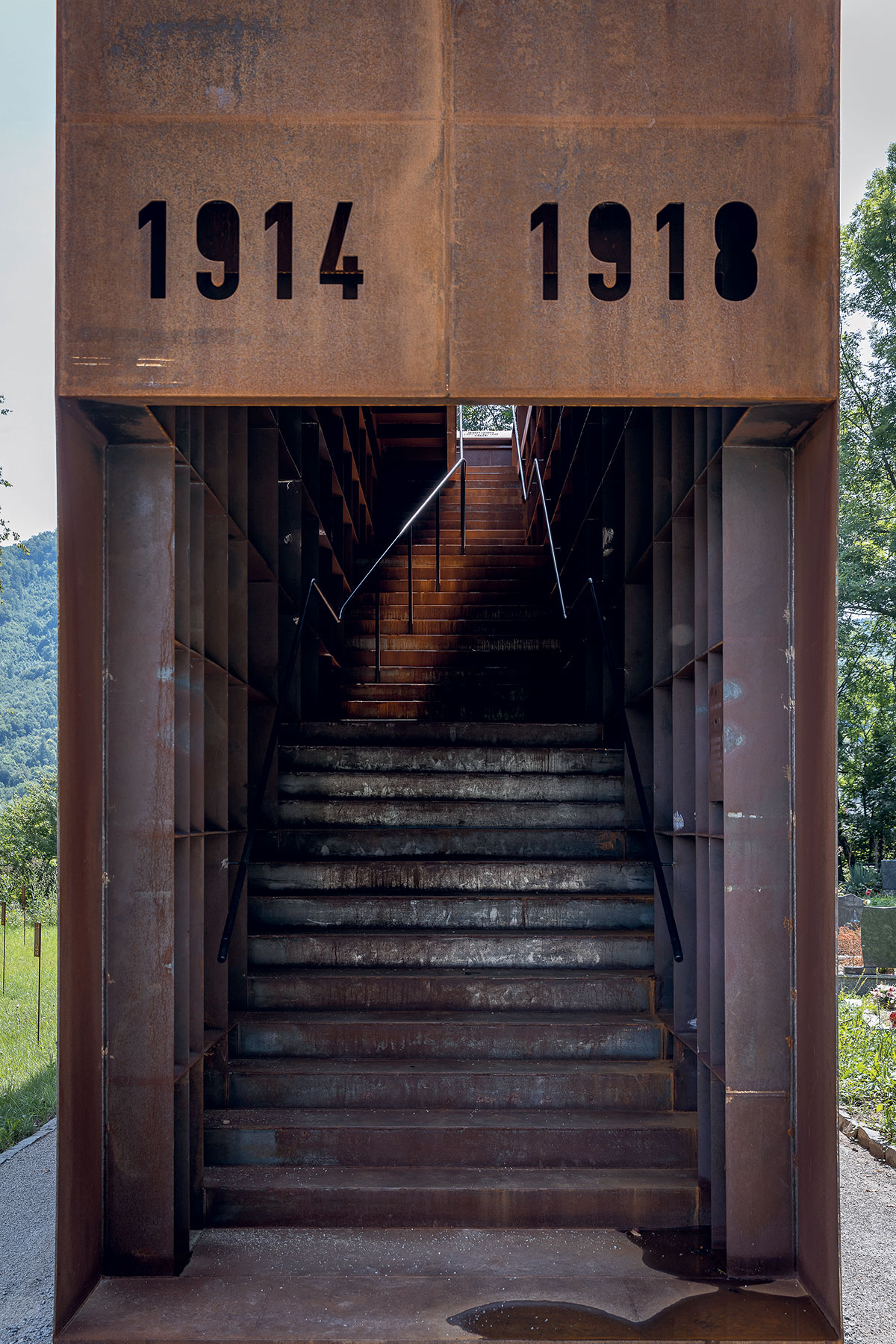 Monument bol len prvou etapou obnovy cintorína.