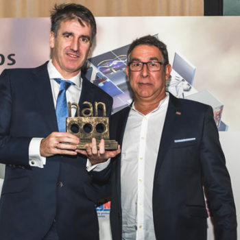 Riaditeľ obchodnej pobočky Helske Energy Save v Španielsku Gorka Otegui (vľavo) pri preberaní ocenenia od manažéra nákupu spoločnosti BigMat, ktorá bola partnerom podujatia - Juan José Marichalara.