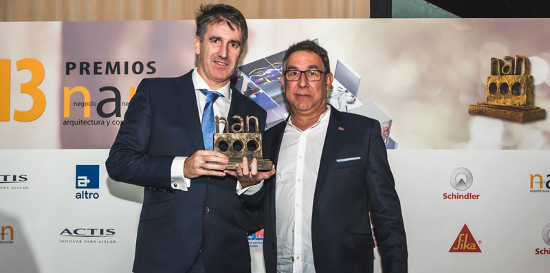Riaditeľ obchodnej pobočky Helske Energy Save v Španielsku Gorka Otegui (vľavo) pri preberaní ocenenia od manažéra nákupu spoločnosti BigMat, ktorá bola partnerom podujatia - Juan José Marichalara.