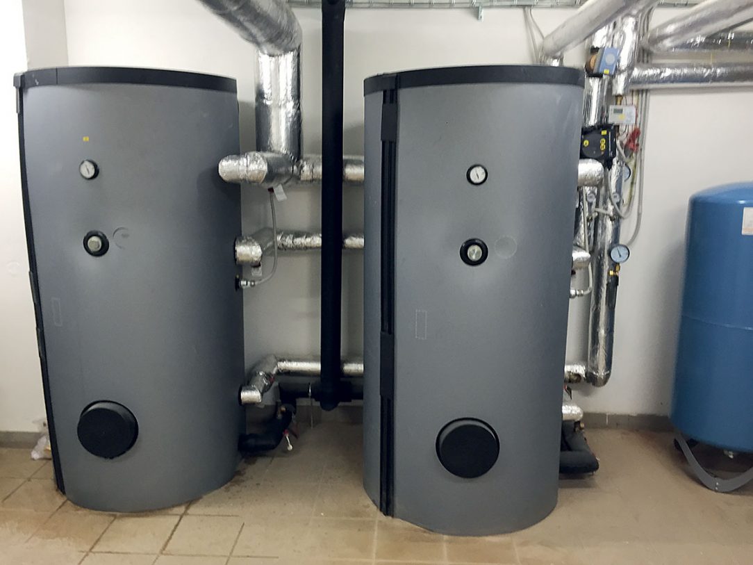 Obr. 4 Systém využíva teplo vyrobené obnoviteľným zdrojom tepla aj na predohrev pitnej vody na teplotu približne 47 °C a to v dvoch akumulačných zásobníkoch.