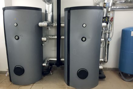 Obr. 4 Systém využíva teplo vyrobené obnoviteľným zdrojom tepla aj na predohrev pitnej vody na teplotu približne 47 °C a to v dvoch akumulačných zásobníkoch.