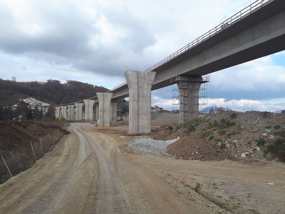 Obr. 3 Východný portál tunela Prešov a piliere so severnou mostovkou mostného objektu 206-00 Most cez rieku Torysa, nad železničnou traťou a cestou I/68