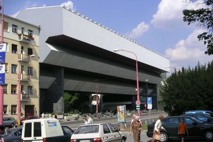 Premostenie Slovenskej národnej galérie (1979) patrí k najkontroverznejším motívom modernej architektúry v Bratislave. Verejnosť s ňou stále nie je stotožnená, odborníci ju však takmer bezvýhradne prijímajú. Dokonca aj vplyvná osobnosť európskej architektúry Wolf Prix z Coop Himmelb(l)au o nej nadšene hovoril ako o „skvelom príklade brutalistickej architektúry s jednoduchými formami“.