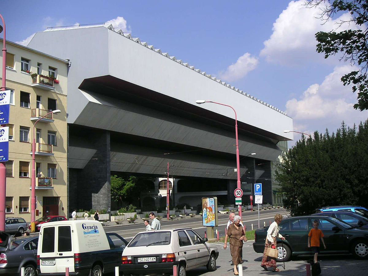 Premostenie Slovenskej národnej galérie (1979) patrí k najkontroverznejším motívom modernej architektúry v Bratislave.