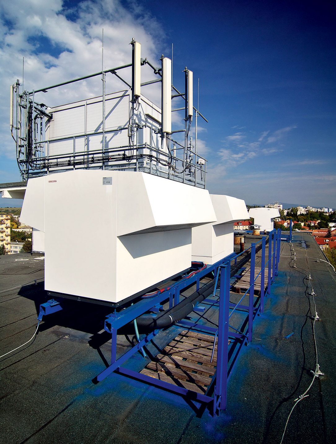 Vonkajšie jednotky tepelného čerpadla na streche bytového domu vo Zvolene