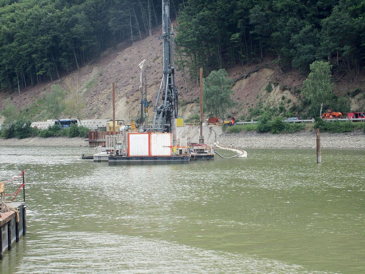 Vŕtanie pilót z plávajúceho pontónu