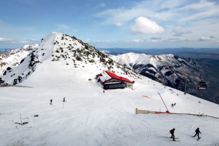 Kamienka sa nachádza vo výške 2000 m n. m. hneď vedľa vrcholu Chopku.