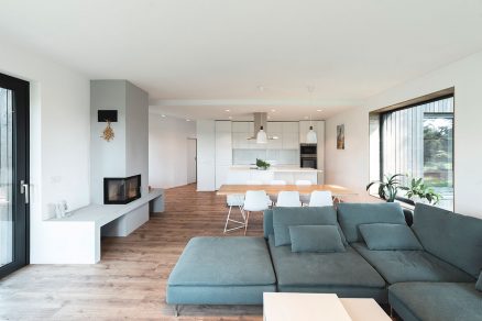 Kuchyňa spojená s obývačkou je umiestnená v jednom ramene a tvorí dennú zónu.