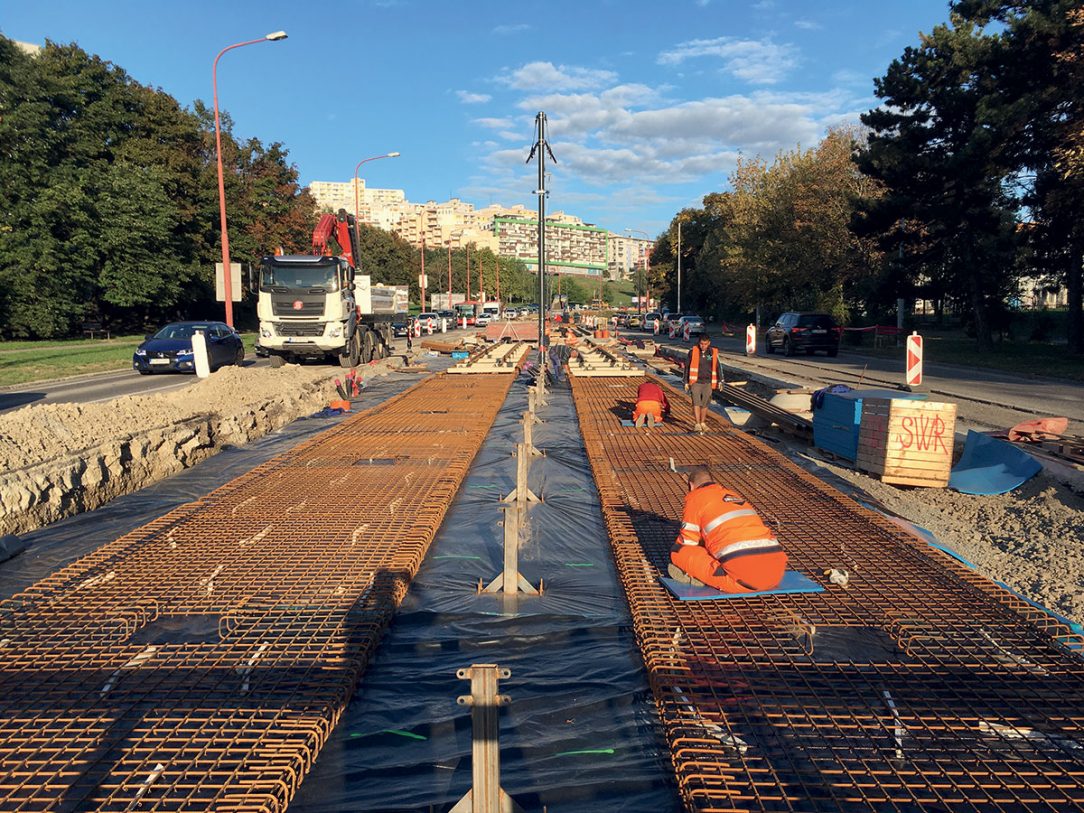 Obr. 2 Práce na rekonštrukcii trate sa začali 15. júna 2019 predpokladaný celkový čas realizácie je 15 mesiacov.
