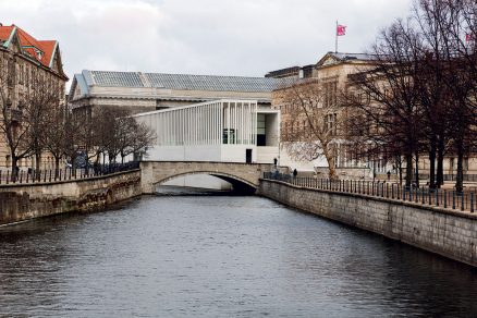 Pohľad z juhu. Moderná stavba nekonkuruje klasicistickým susedom.