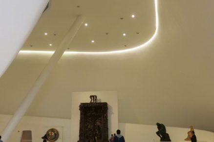 Monumentálna vstupná hala Museo Soumaya je vysoká cez niekoľko podlaží.