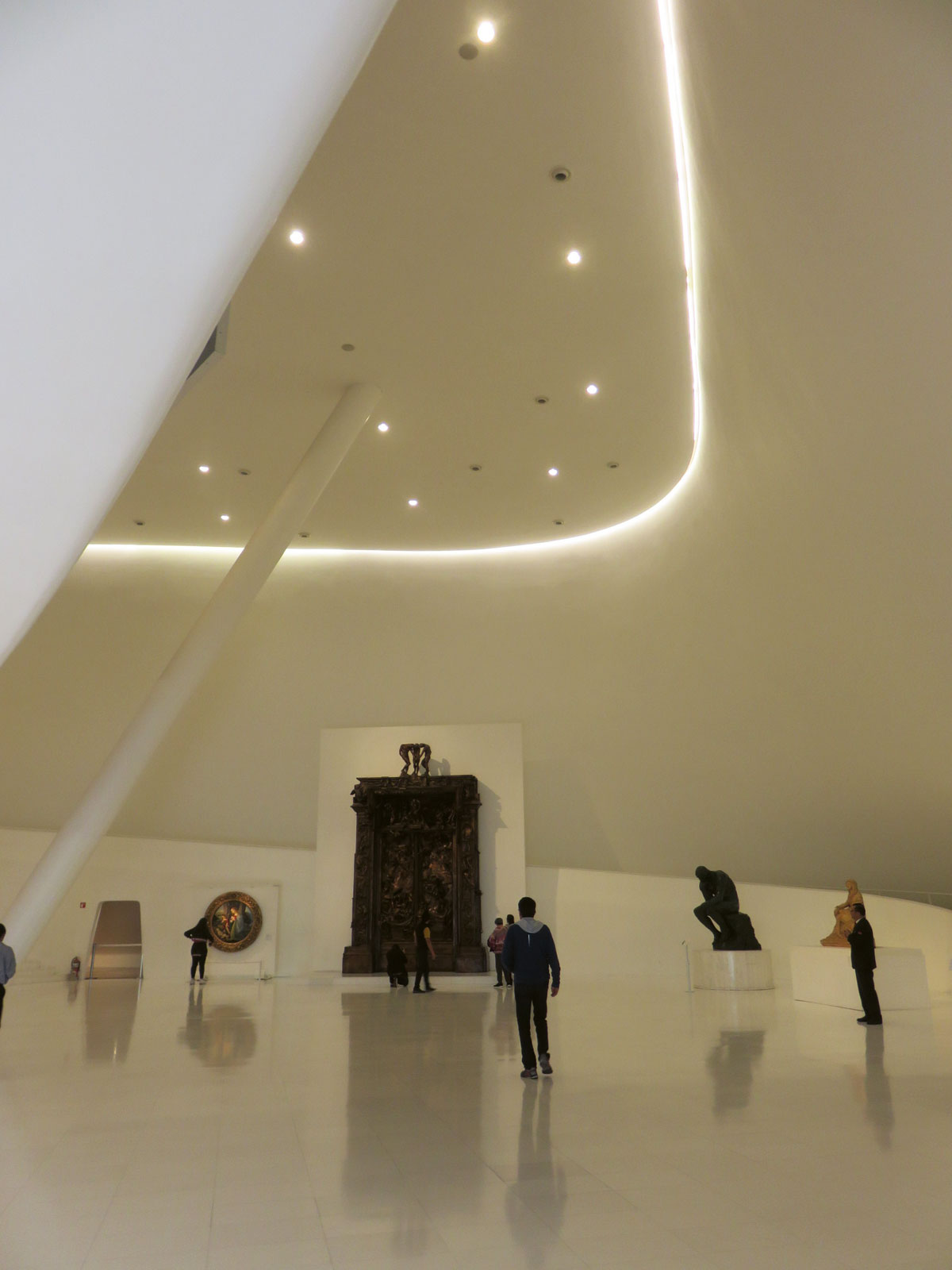 Monumentálna vstupná hala Museo Soumaya je vysoká cez niekoľko podlaží.