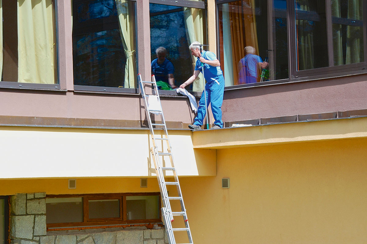 Obr. 1 Umývanie veľkých zasklených plôch je častým zdrojom úrazov.