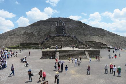 Pyramída Slnka v Theotihuacane so svojou výškou takmer 100 m konkuruje egyptským a je tretia najvyššia na svete.