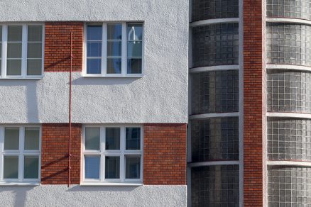 Rekonštrukcia fasád zachovala materialitu.