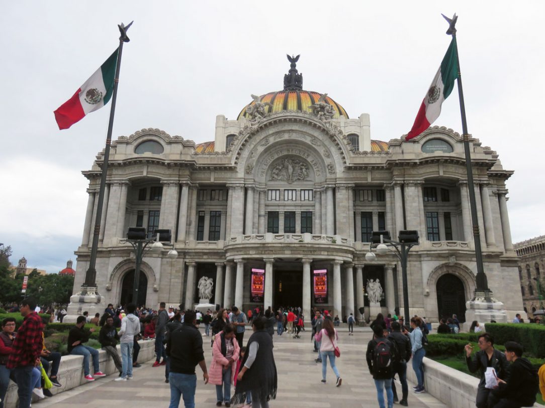 Secesná stavba Palacio De Bellas Artes oda talianskeho architekta Adamo Boariho leží v blízkosti hlavného mestského námestia Zócalo v Mexico City.