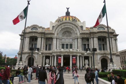 Secesná stavba Palacio De Bellas Artes oda talianskeho architekta Adamo Boariho leží v blízkosti hlavného mestského námestia Zócalo v Mexico City.