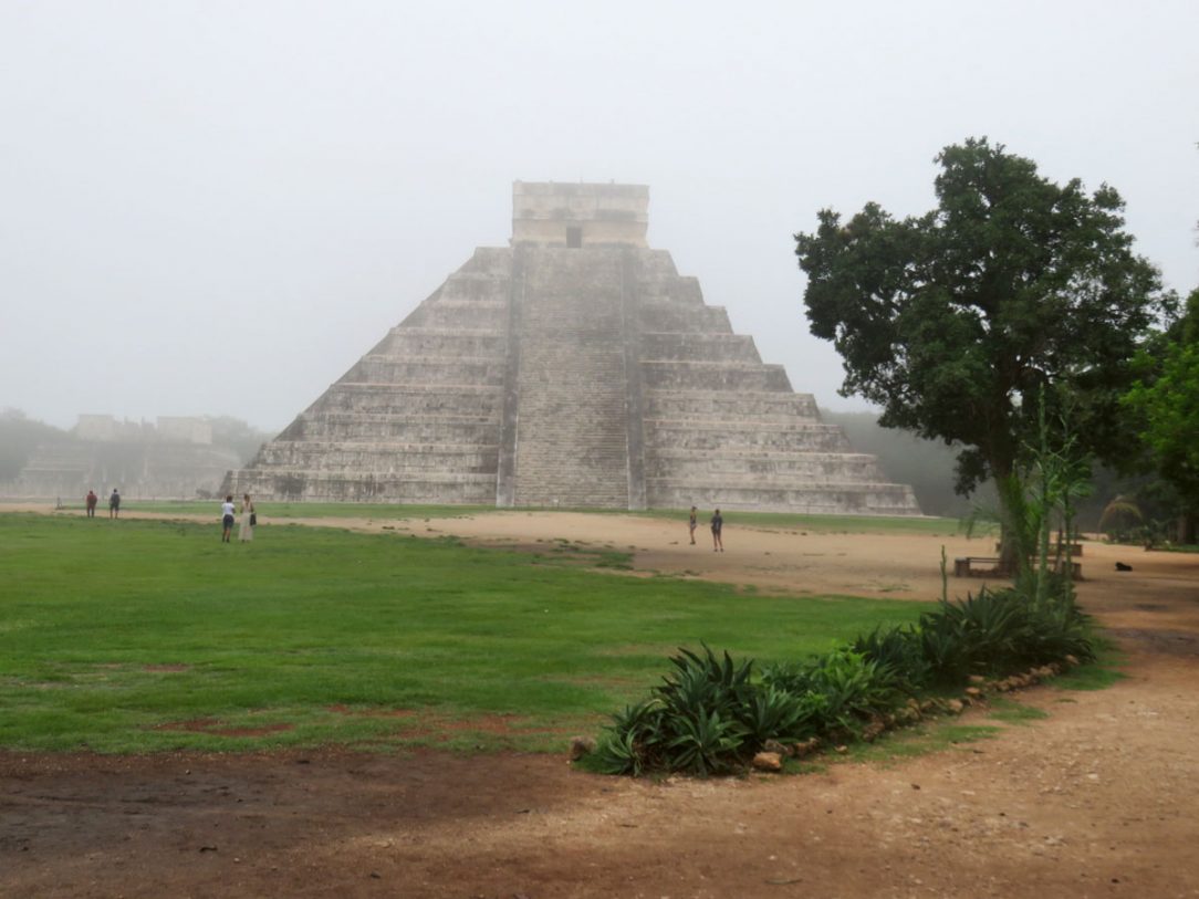 Symbolom predkolumbovskej éry Mexika sú všeobecne známe tzv. stupňovité pyramídy – kultové objekty Chichen Itza.