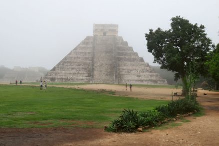 Symbolom predkolumbovskej éry Mexika sú všeobecne známe tzv. stupňovité pyramídy – kultové objekty Chichen Itza.