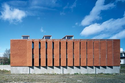 Urban Institute 2002, Dublin, Írsko S dôrazom na rovnováhu medzi vedeckým a praktickým bol inštitút navrhnutý na podnietenie realistickej interdisciplinárnej konverzácie. Dojem stabilnej budovy, ktorá znesie aj živelnejšiu debatu, umocňujú použité materiály – granitový sokel, červená tehla a terakotový obklad sú miestne materiály, prispievajúce k udržateľnosti prostredia.