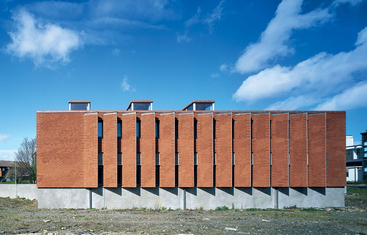 Urban Institute
2002, Dublin, Írsko
S dôrazom na rovnováhu medzi vedeckým a praktickým bol inštitút navrhnutý na podnietenie realistickej interdisciplinárnej konverzácie. Dojem stabilnej budovy, ktorá znesie aj živelnejšiu debatu, umocňujú použité materiály – granitový sokel, červená tehla a terakotový obklad sú miestne materiály, prispievajúce k udržateľnosti prostredia.