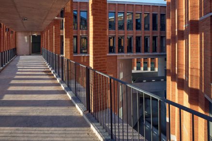 Université Toulouse 1 Capitole, School of Economics 2019, Toulouse, Francúzsko Kompozícia pilierov, stien, rámp, záhadne zaujímavých interiérov, podlubí a nádvorí je parafrázou na mesto samotné, plné mostov, múrov, promenád a kamenných veží. Hmota je strategicky presvetľovaná tak, že je možné pracovať s priestormi so značnou hĺbkou bez obmedzenia ich kvality.