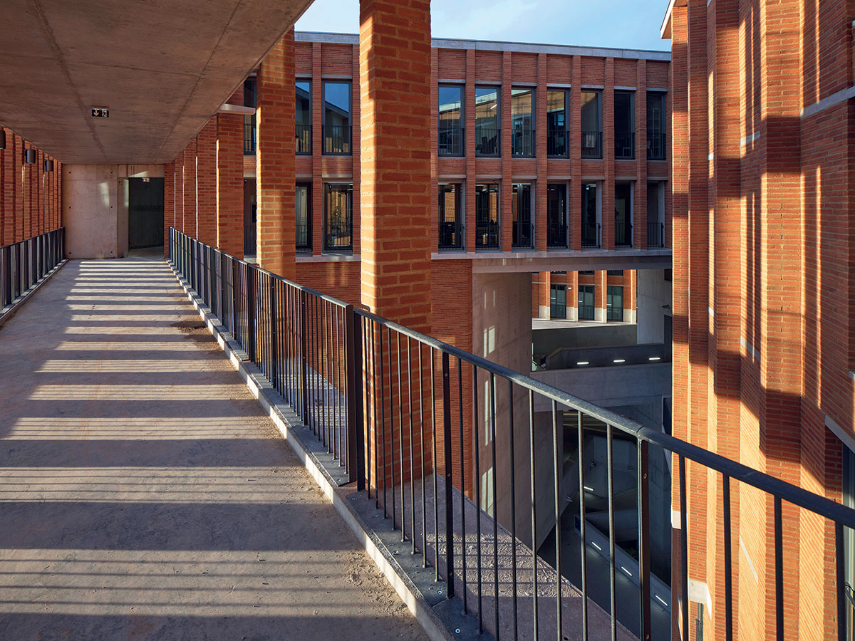 Université Toulouse 1 Capitole, School of Economics
2019, Toulouse, Francúzsko
Kompozícia pilierov, stien, rámp, záhadne zaujímavých interiérov, podlubí a nádvorí je parafrázou na mesto samotné, plné mostov, múrov, promenád a kamenných veží. Hmota je strategicky presvetľovaná tak, že je možné pracovať s priestormi so značnou hĺbkou bez obmedzenia ich kvality.