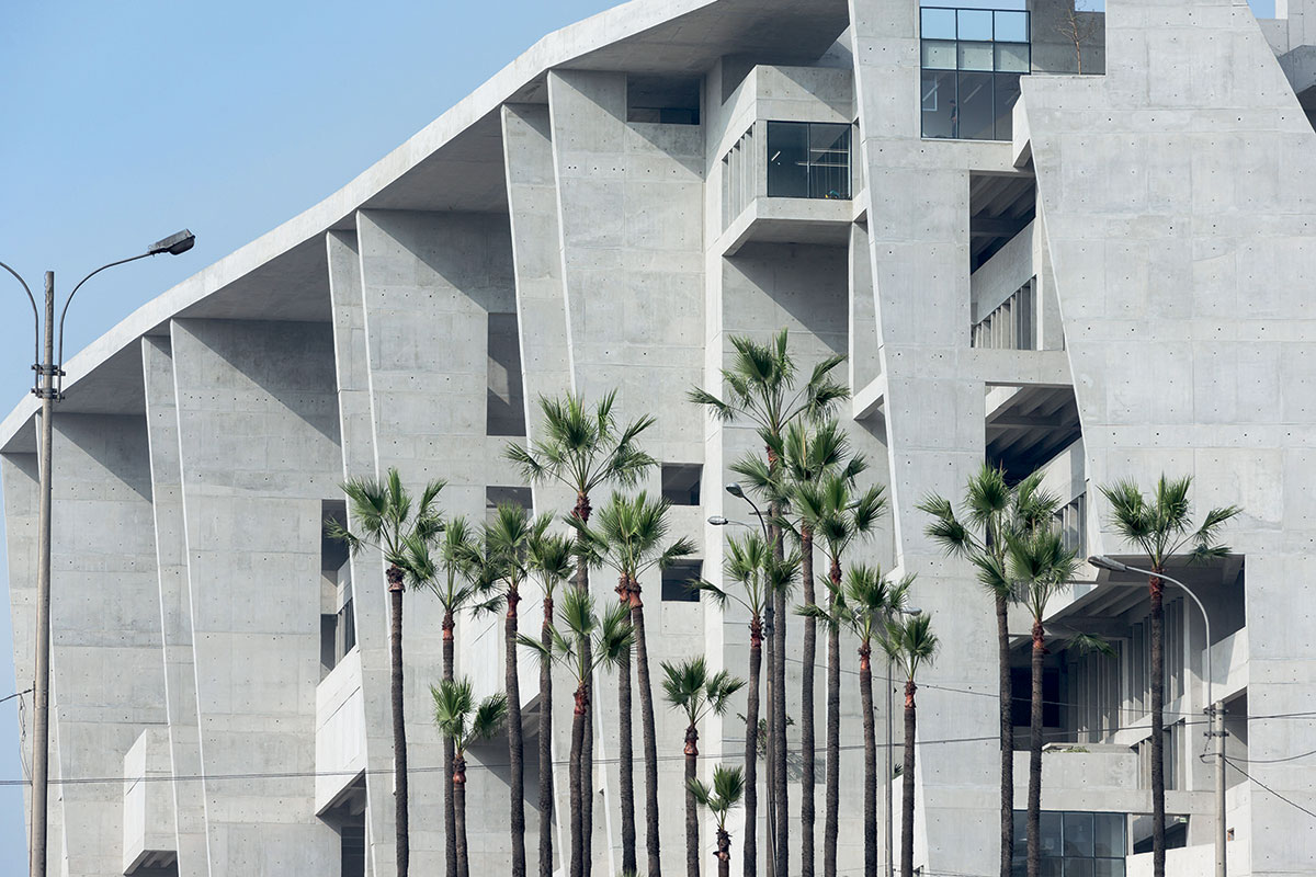 University Campus UTEC Lima
2015, Lima, Peru
Lokalita s komplikovanou dopravnou a urbanistickou situáciou podnietila vznik vertikálneho kampusu s hierarchizáciou priestorov – na najnižších podlažiach sú verejné priestory, súkromie pribúda smerom nahor. Hmota z pohľadového betónu je štrukturovaná tak, aby reagovala na klímu, zahŕňala ľudskú mierku a niesla odkaz na geografickú realitu Peru s inšpiráciou z Machu Picchu.