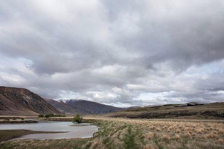 Aotearoa. „Krajina dlhého bieleho oblaku“ ako ho volali Mauri. Stredozem pre fanúšikov Pána prsteňov. Južný ostrov Nového Zélandu je známy svojou krásnou scenériou.