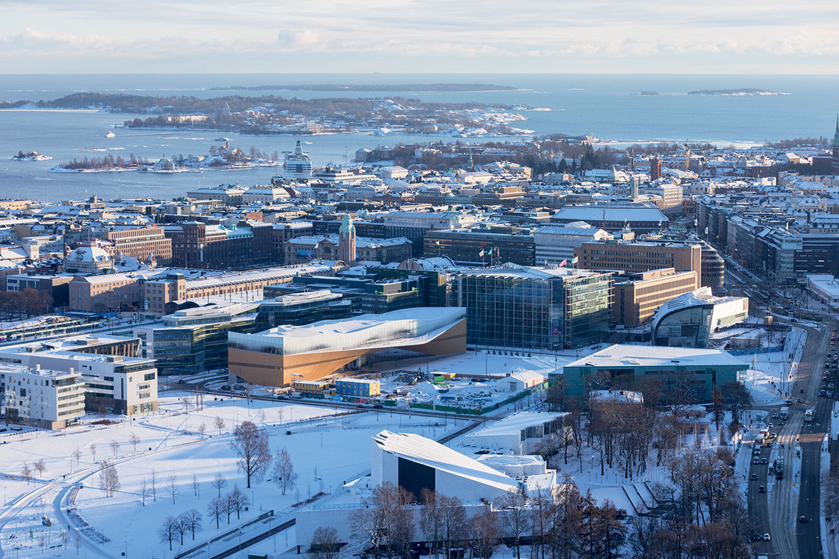 Helsinki. Knižnica je myslená ako obývaný most námestie pokračuje cez a popod ňu.