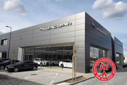 Odvetraná fasáda Jaguar Landrover AVG s logom