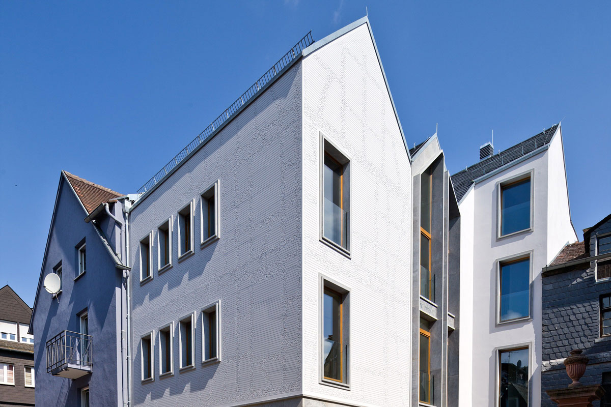 Roztrasené línie na fasádnych paneloch frankfurtského objektu Kleine Ritter sú príkladom individuálnych dizajnových možností materiálu Verolith.