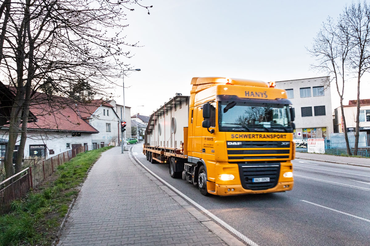 Transport nadrozmerných oceľových dielov vrát do Gabčíkova 2