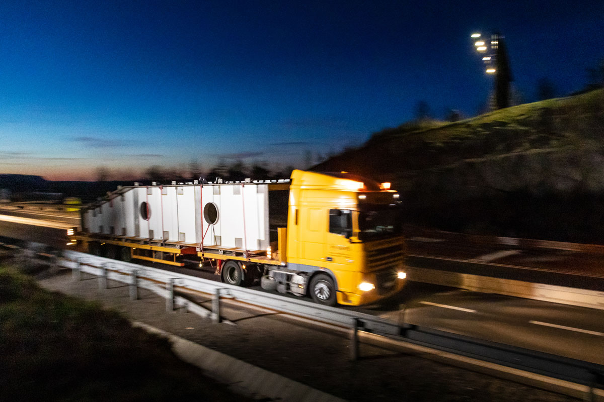 Transport nadrozmerných oceľových dielov vrát do Gabčíkova 3