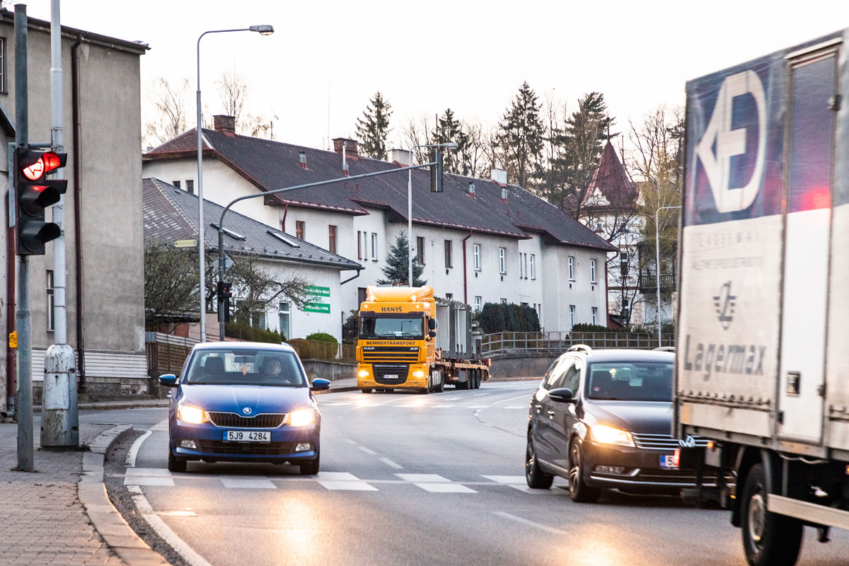 Transport nadrozmerných oceľových dielov vrát do Gabčíkova