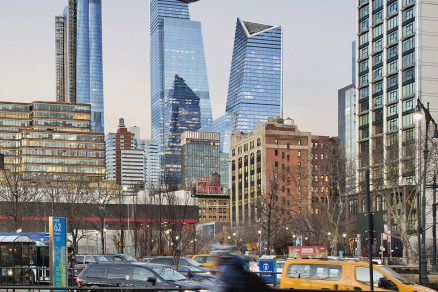 Budovy 30 Hudson Yards a 10 Hudson Yards v panoráme Manhattanu.