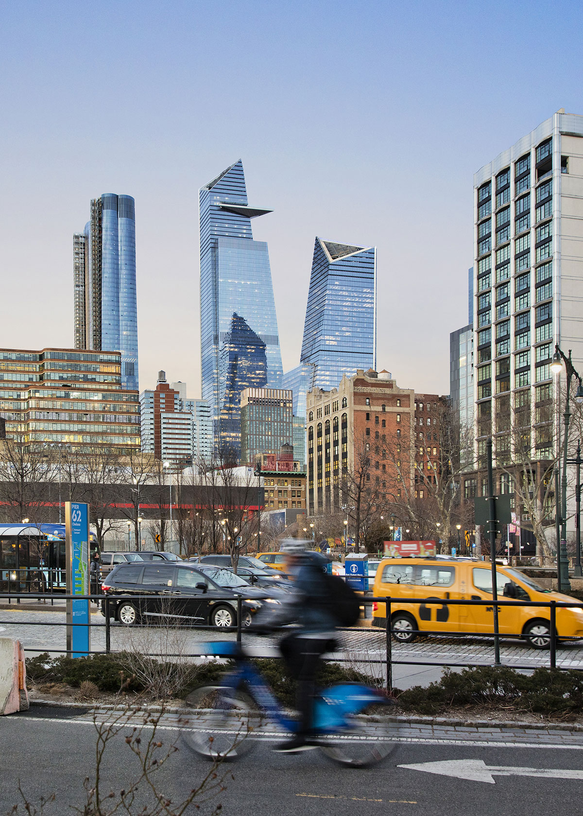 Budovy 30 Hudson Yards a 10 Hudson Yards v panoráme Manhattanu.