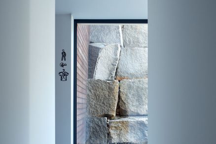 Dizajn postavený na kontraste drsných kamenných balvanov v exteriéri a čistých povrchov v interiéri funguje a vytvára jedinečnú až umeleckú atmosféru.