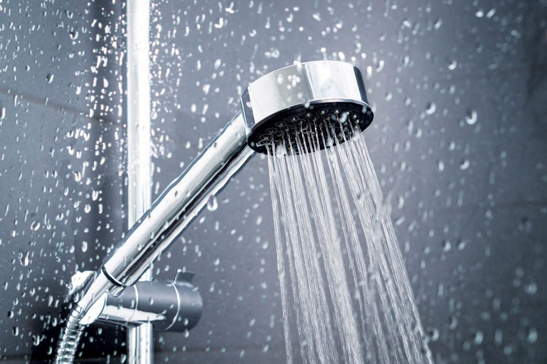 Krátkym sprchovaním s úspornou hlavicou namiesto kúpeľa dokážeme znížiť spotrebu vody a energií až o 90 .