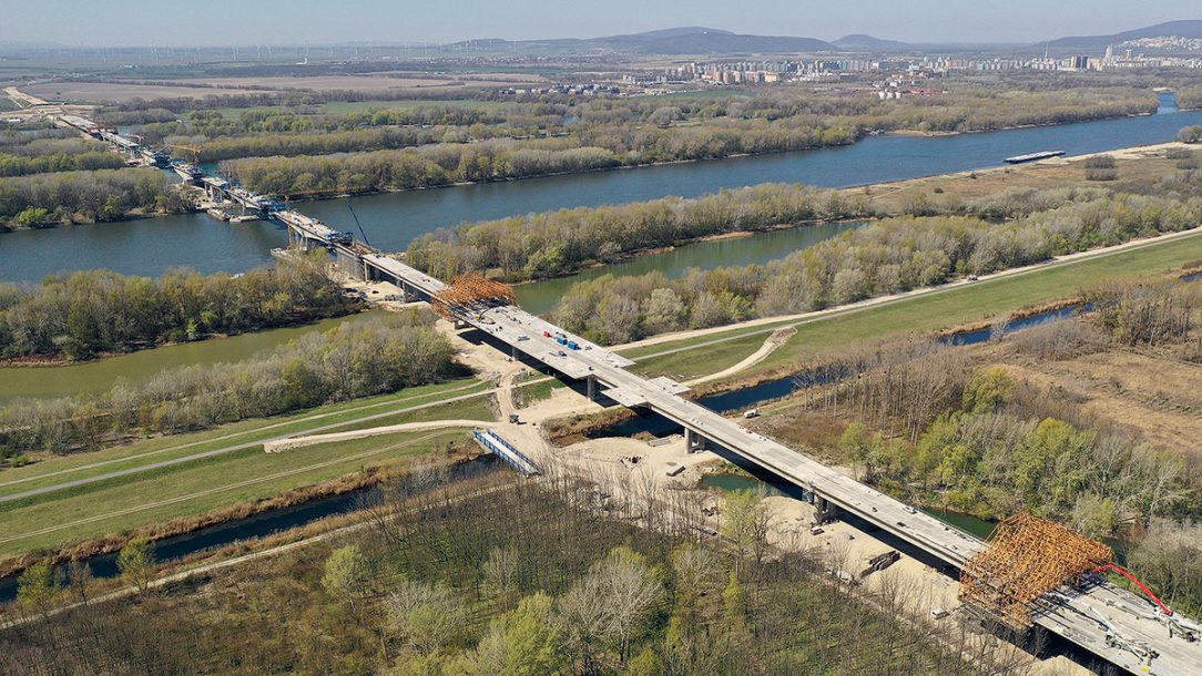 Obr. 4 Letecký pohľad na výstavbu Dunajského súmostia apríl 2020