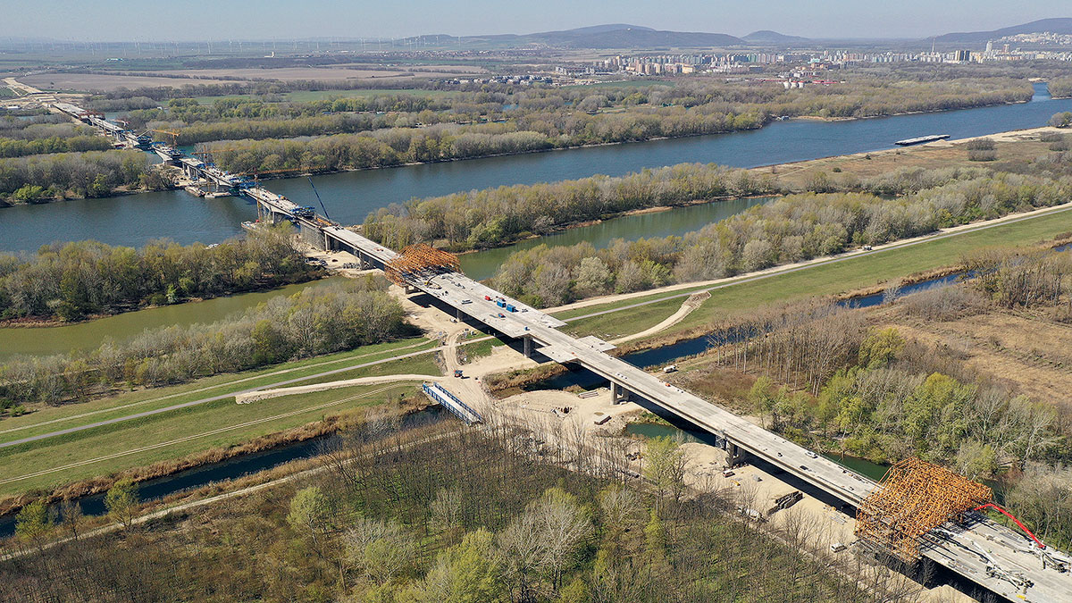 Obr. 4 Letecký pohľad na výstavbu Dunajského súmostia apríl 2020