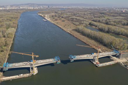 Obr. 5 Výstavba mosta cez Dunaj apríl 2020