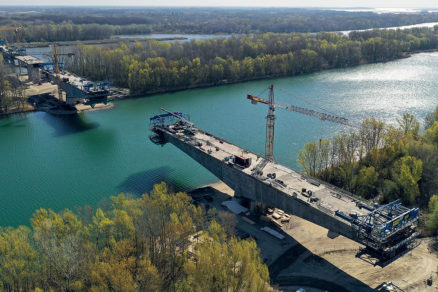 Obr. 6 Výstavba mosta nad veslárskou dráhou apríl 2020