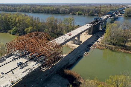 Obr. 7 Betónovací vozík konzol v nasadení na východnom predmostí nad Biskupickým ramenom