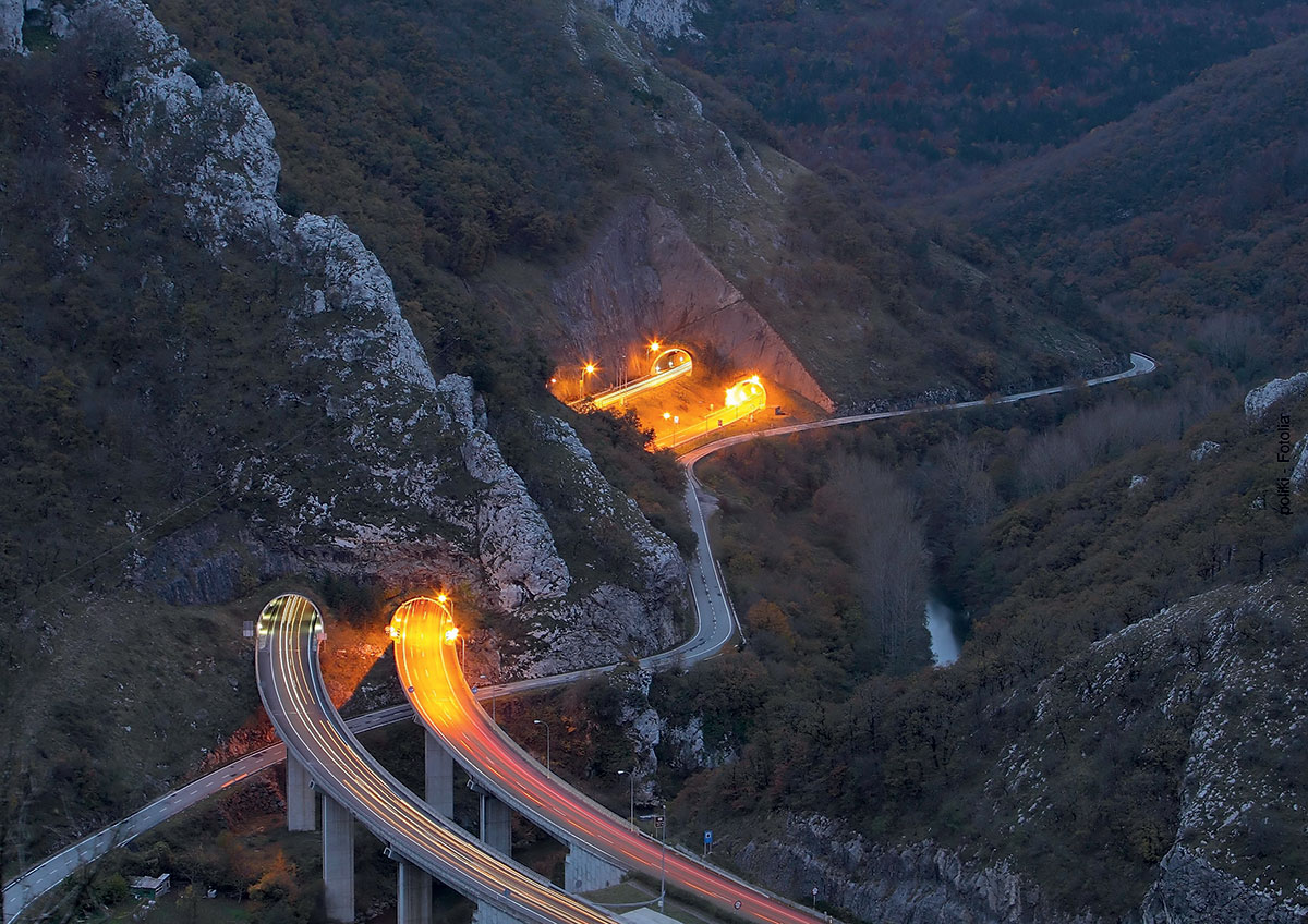 Tunnel Fahrbahn Landschaft Autos Fotolia 28586206