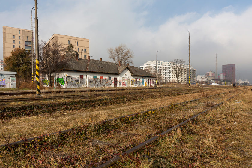 Aktuálne foto chátrajúcej stanice Filiálka v Bratislave – na pozadí sú developerské projekty: zľava Rezidencia pri Mýte, Urban Residence a vpravo v diaľke Manhattan.